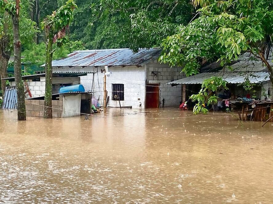 La depresión tropical Once-E ya provoca inundaciones de viviendas, desbordamiento de ríos y derrumbes. Foto Especial