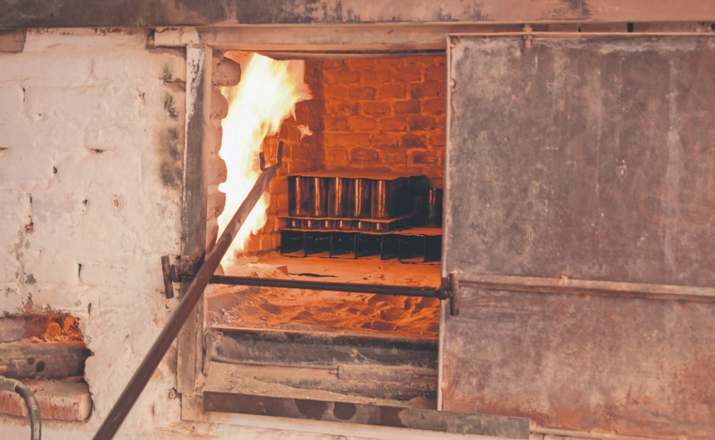 Del horno de fundición se extrae la masa de vidrio incandescente que se adhiere a la punta de un tubo metálico. Foto: Santiago Cadena/ EL UNIVERSAL