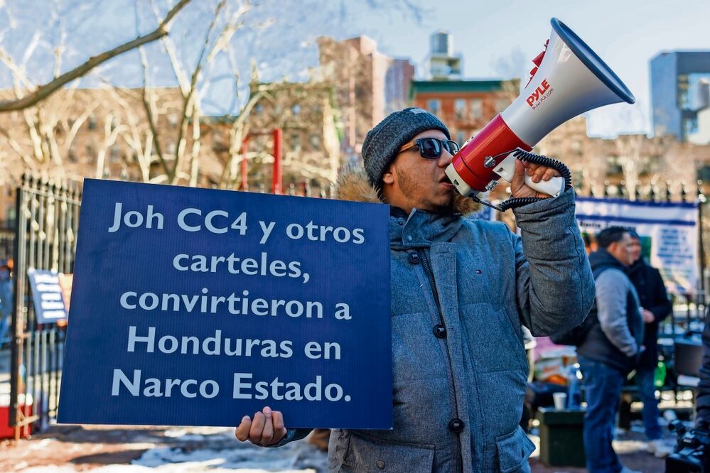 Un manifestante corea consignas contra el expresidente hondureño Juan Orlando Hernández, afuera de la Corte donde compareció, el pasado 20 de febrero, en Nueva York, para responder a acusaciones por tráfico de drogas Foto: Sarah Yenesel / EFE