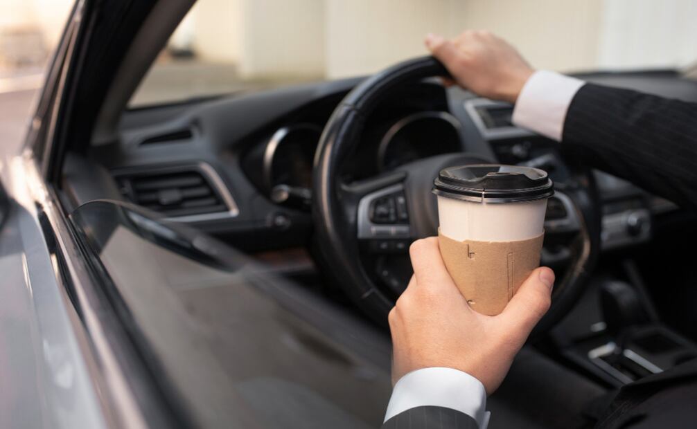 El café es de los líquidos que más se derrama dentro del coche. Foto: Freepik
