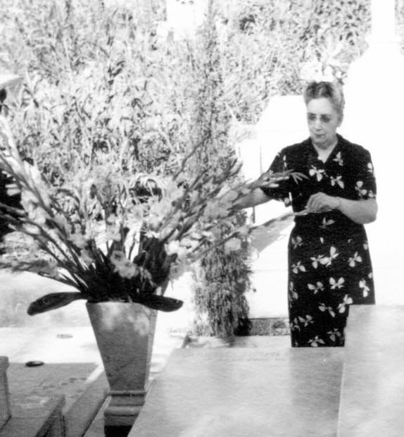 Viuda lleva flores a la tumba de su esposo, la imagen es de la década de los años 80. Col. Carlos Villasana.