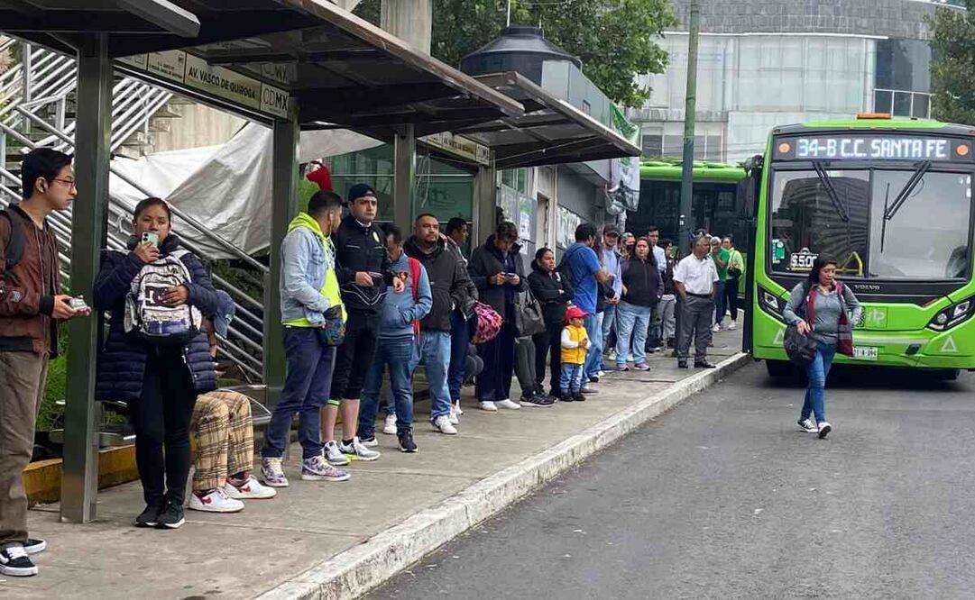 Las largas filas se hacen presentes en el paradero de la Red de Transporte de Pasajeros (RTP) que se ubica en la avenida Lomas de Santa Fe. Foto: Especial