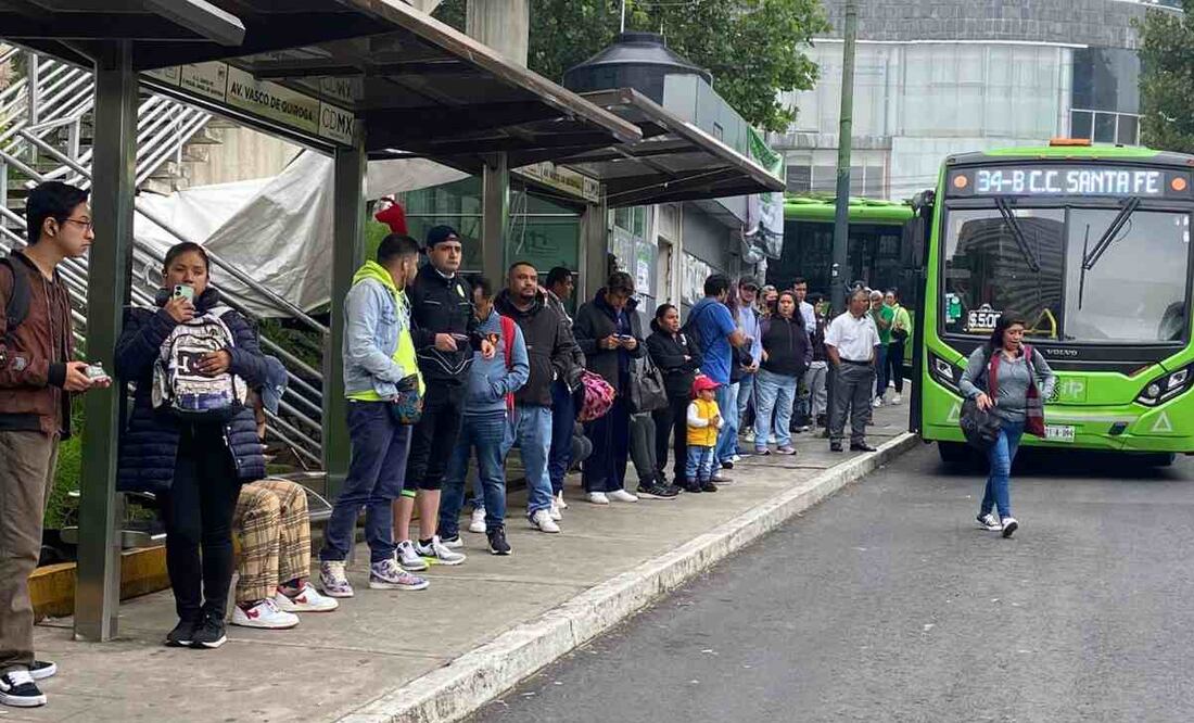 Las largas filas se hacen presentes en el paradero de la Red de Transporte de Pasajeros (RTP) que se ubica en la avenida Lomas de Santa Fe. Foto: Especial