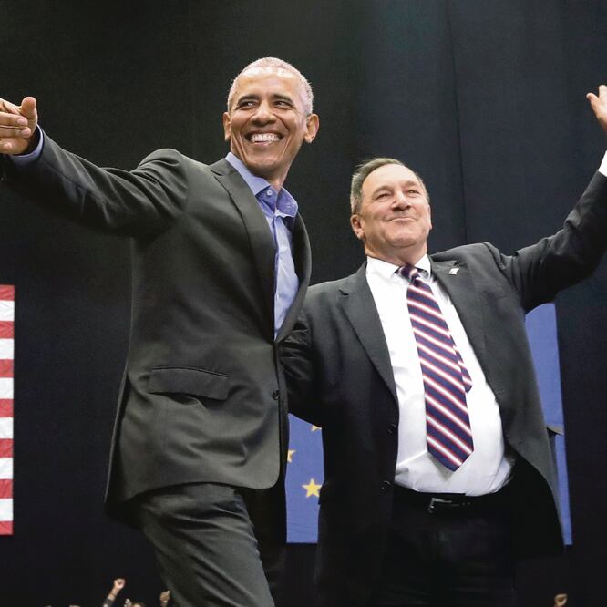El ex presidente Barack Obama (izq.), tras encabezar un mitin en favor del candidato demócrata a senador por Indiana, Joe Donnelly (der.). Foto: NAM Y. HUH. AP