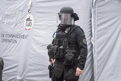 Detienen al padre y hermano de hombre abatido en aeropuerto de París