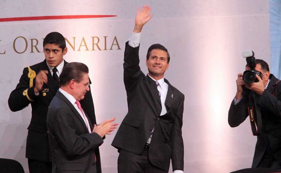 El mandatario saluda a los asambleístas del IMSS./ Lucía Godínez - EL UNIVERSAL