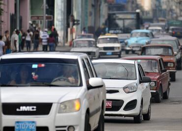 Plantean volver a cobrar tenencia vehicular en el país