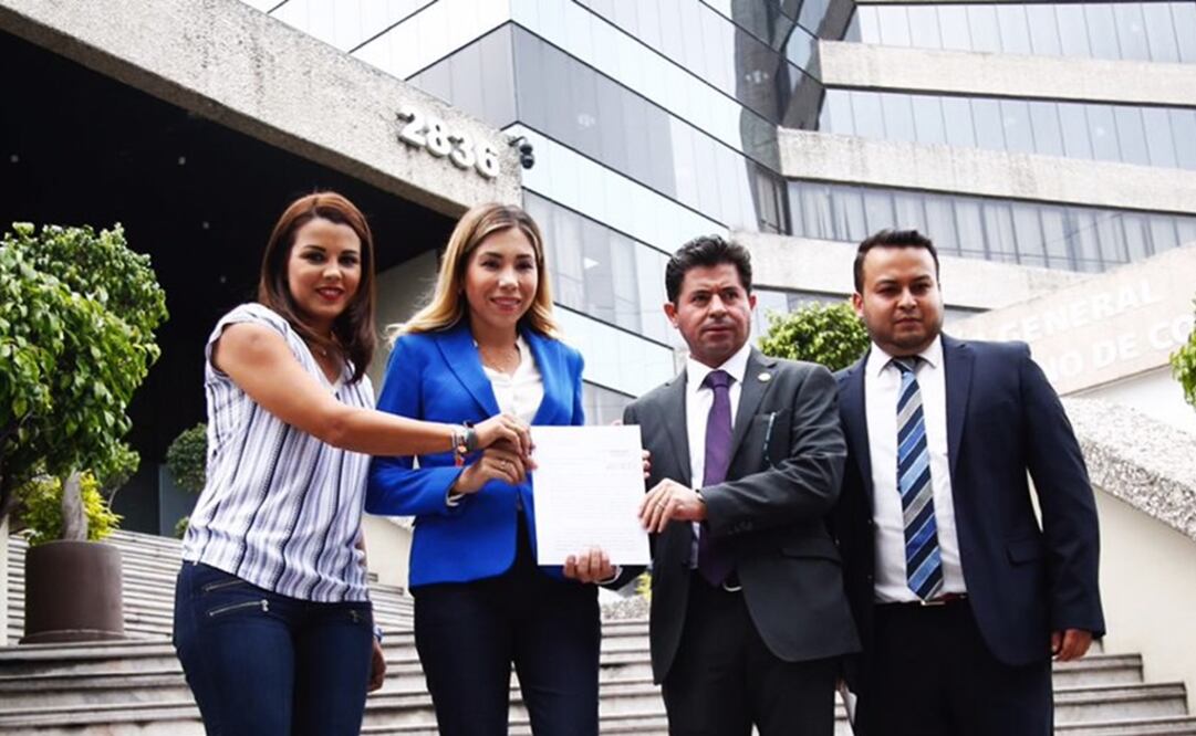 Integrantes del PAN presentan denuncia ante la Fepade (Foto: Tomada de Twitter de @diputadospan)