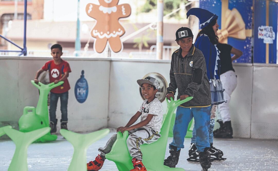 Algunos niños se apoyaron en focas de plástico para patinar. La pista de hielo estará abierta al público, de manera gratuita, hasta el 5 de enero. Foto: de GABRIEL PANO. EL UNIVERSAL
