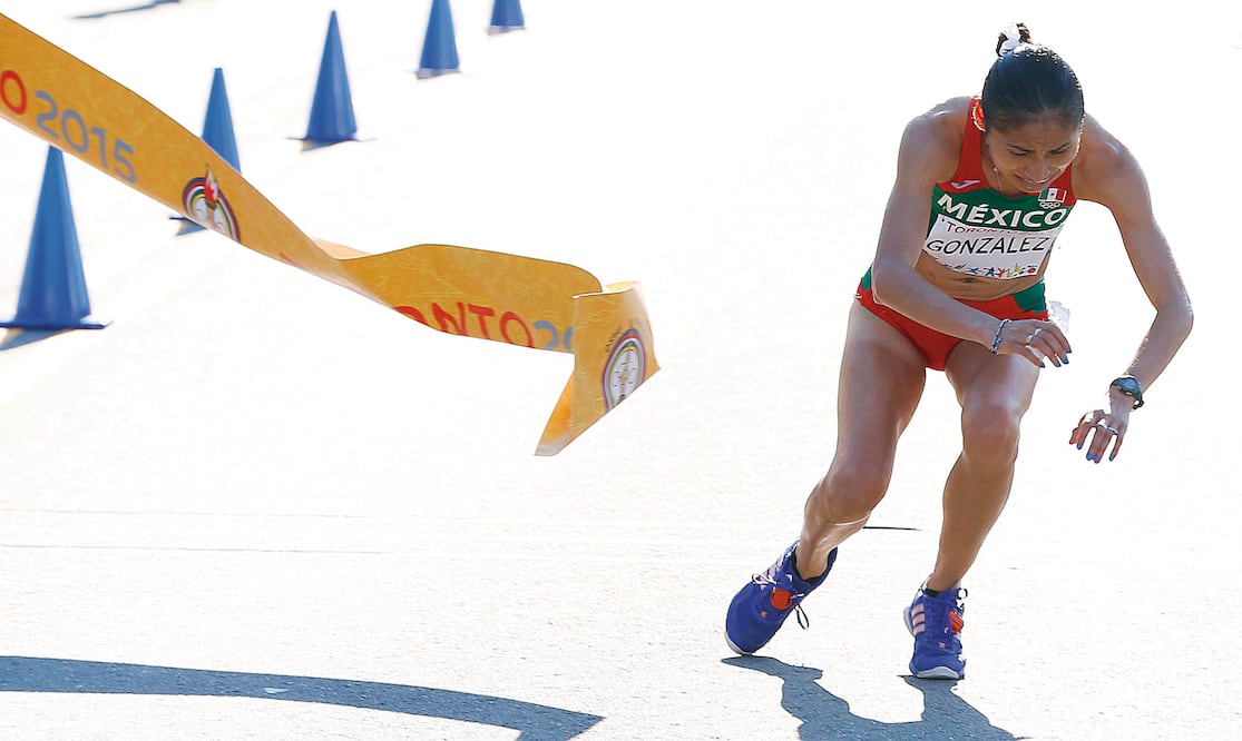 Tras romper el listón, Guadalupe González se desvaneció por deshidratación; la mexiquense hizo 1:29.24 horas en los 20 km y rompió el récord panamericano. (GEOFF BURKE. USA TODAY SPORTS)
