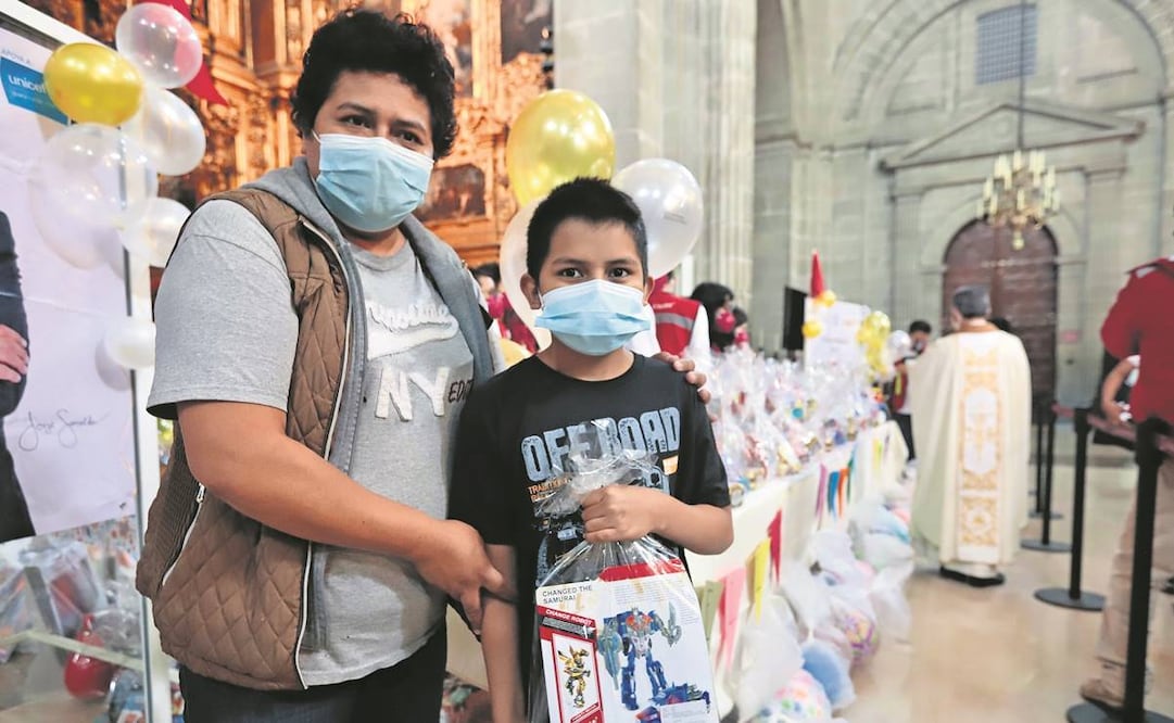 Verónica y su hijo José Emiliano, de 10 años, recibieron uno de los regalos. “Fue un detalle muy bonito”, comentó ella. Foto: Berenice Fregoso/ EL UNIVERSAL.
