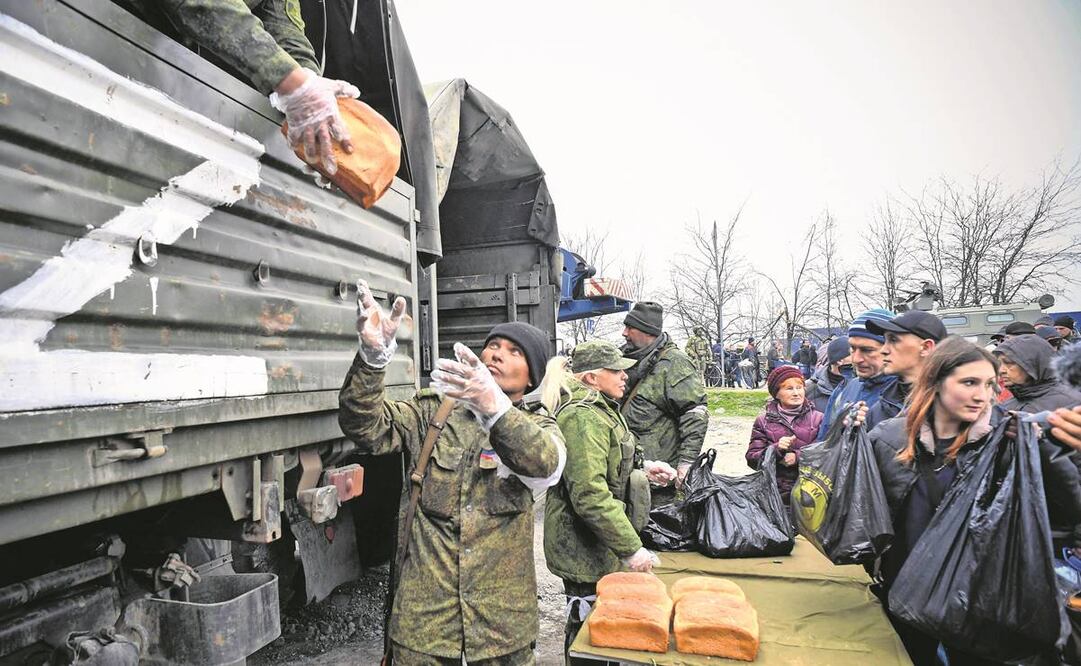 Soldados y voluntarios rusos distribuyeron ayer pan en Mariupol, mientras las tropas intensificaban su asalto para tomar la ciudad. Foto: AFP.