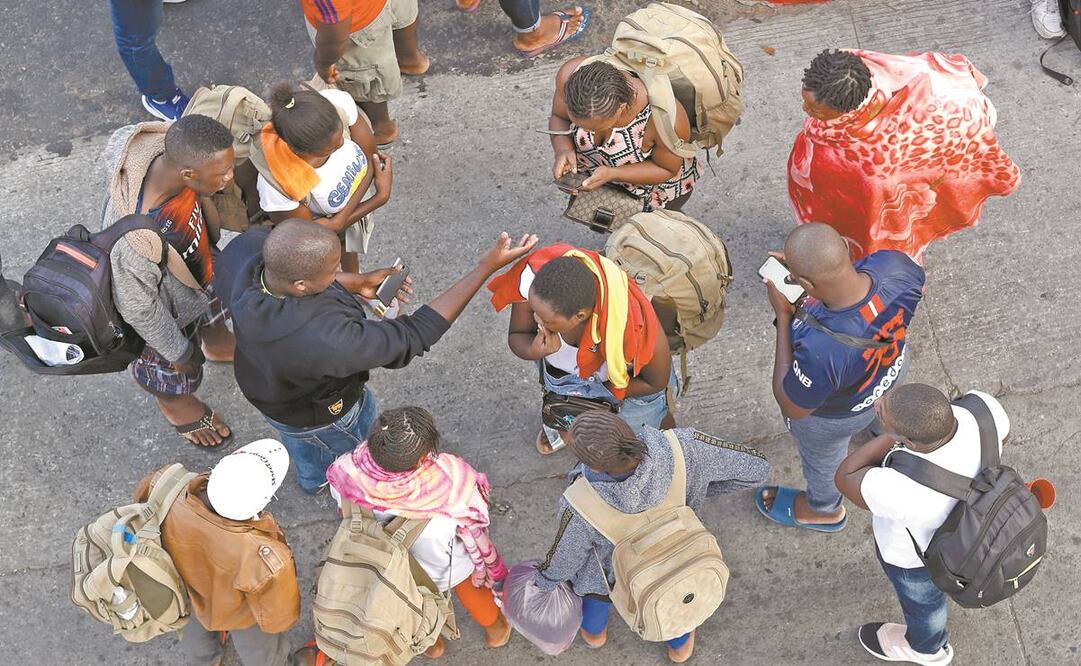 Migrantes, en la frontera de Tijuana, México, con EU. Para expertos, “es terrible que se dependa de personas que están pasándola muy mal en EU”. Foto: AP
