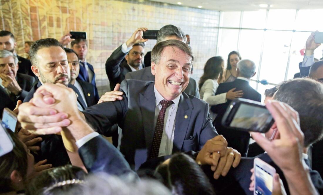 Jair Bolsonaro, quien ganó en las presidenciales de Brasil, al salir ayer de su reunión con las altas cortes de Justicia, en Brasilia (SERGIO LIMA. AFP)