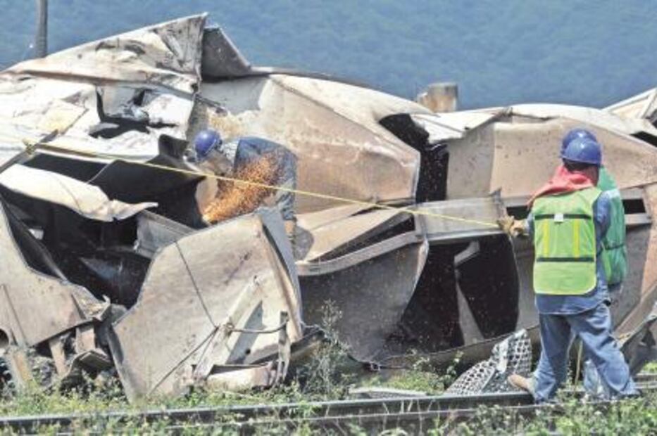 Inicia desalojo de 150 trenes varados tras accidente en Veracruz