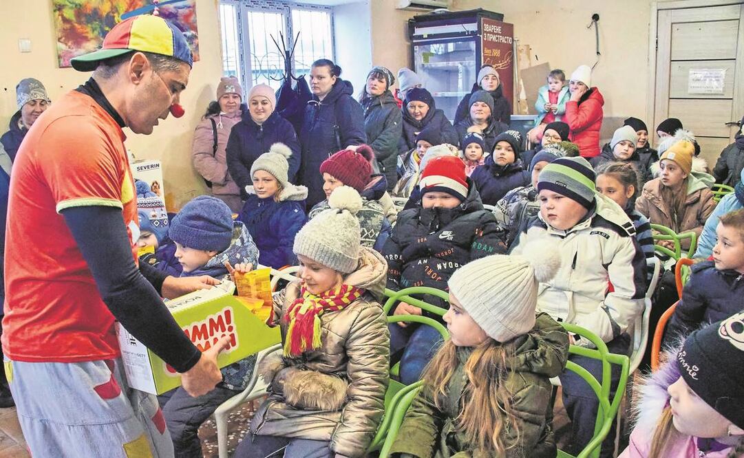 El payaso italiano Marco Rodari actúa para niños en la aldea de Korobochkino, Ucrania, en medio de la invasión de Rusia.