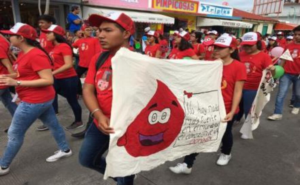 Jóvenes aprovechan desfile para mostrar sus inquietudes en Q.Roo