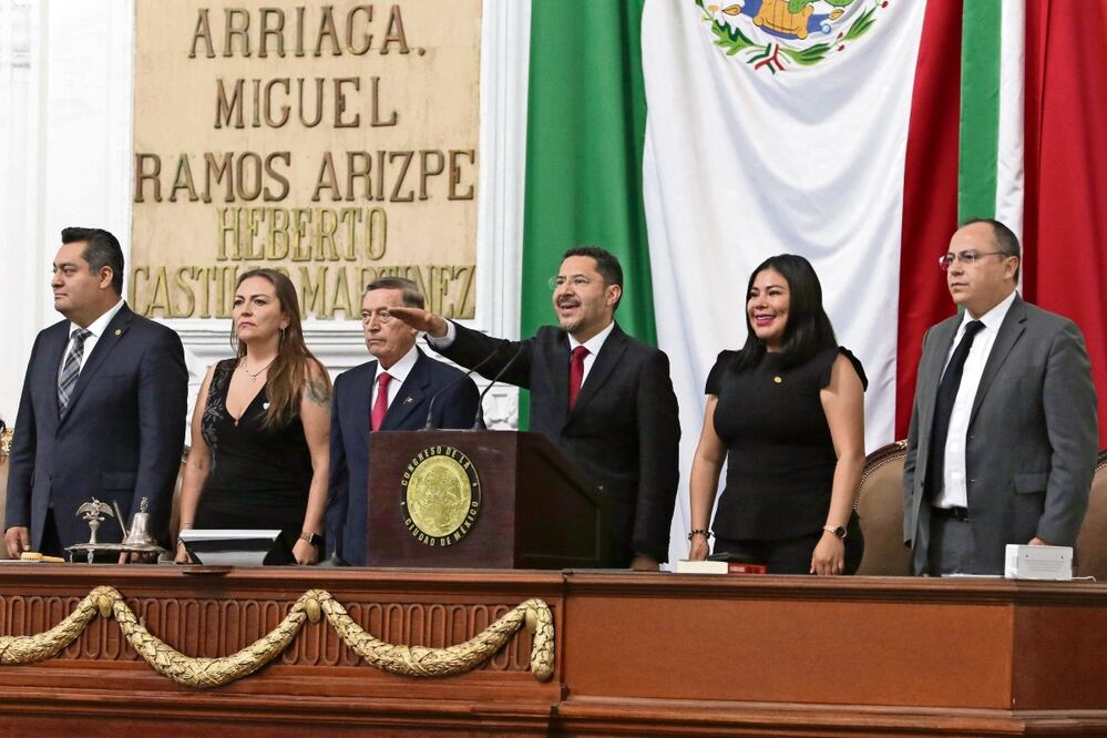 Martí Batres rindió protesta como jefe de Gobierno de la Ciudad de México en el Congreso capitalino. Foto: Carlos Mejía / EL UNIVERSAL