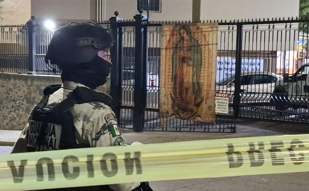 Un vehículo fue abandonado con dos cuerpos decapitados al interior de la cajuela, frente a iglesia en Sinaloa. Foto: Especial