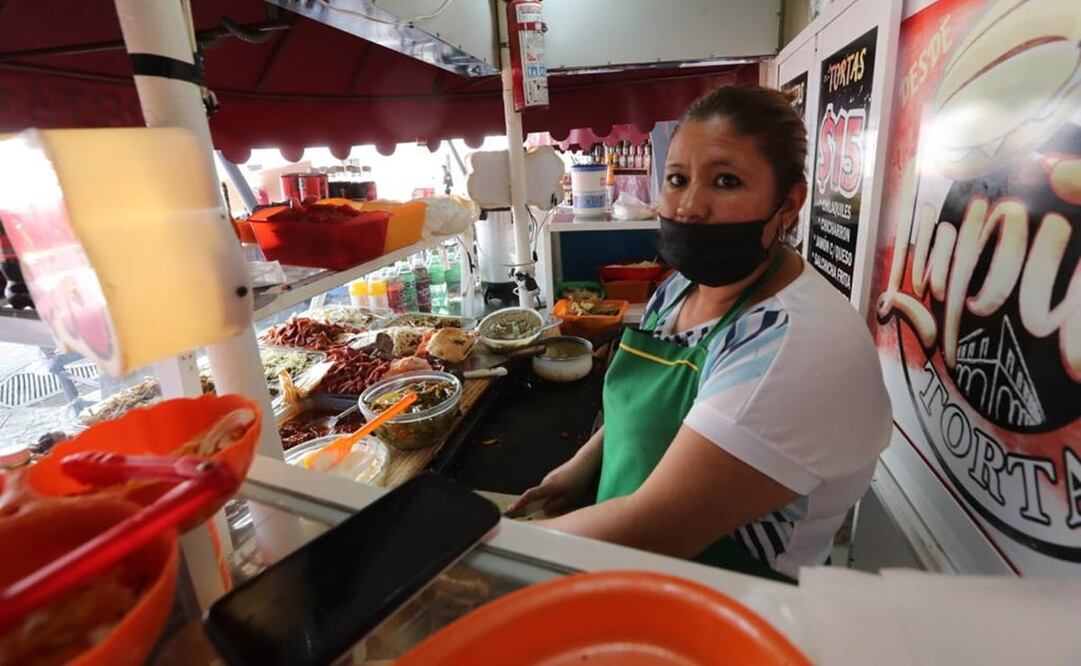 Cecilia, quien es jefa de familia, menciona que participa cumpliendo con su trabajo, vendiendo tortas en un puesto. Foto: Jorge Alvarado / EL UNIVERSAL