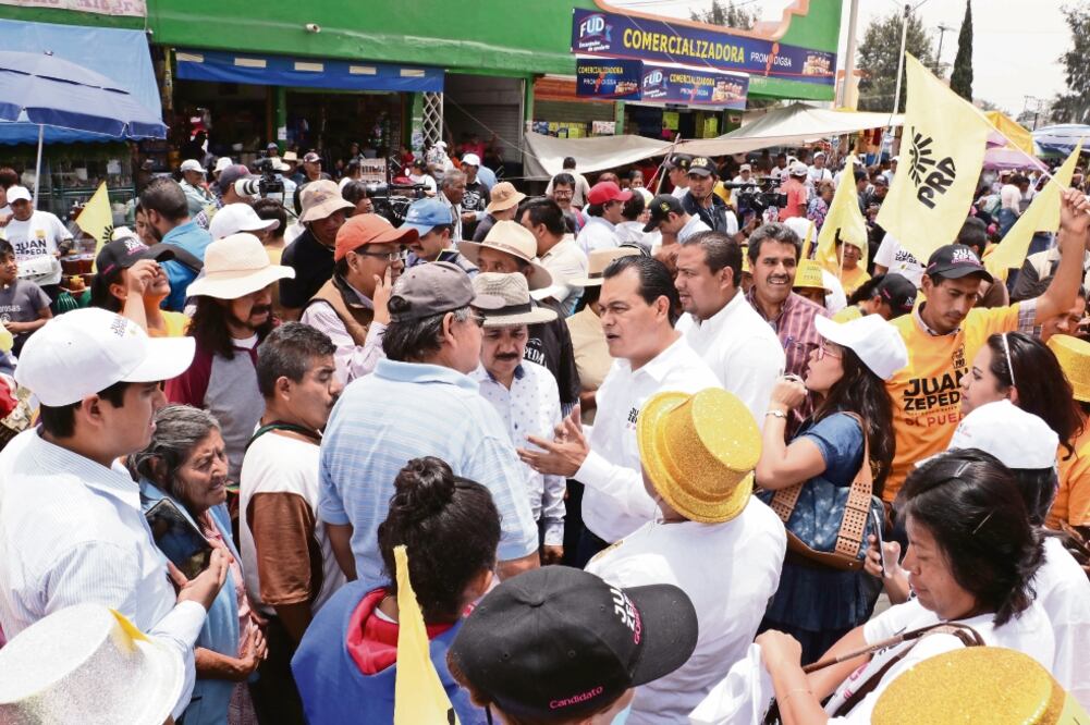 Contra marginación. Durante un recorrido por el centro de Zumpango, dijo que buscará erradicar la pobreza. (EMILIO FERNÁNDEZ)