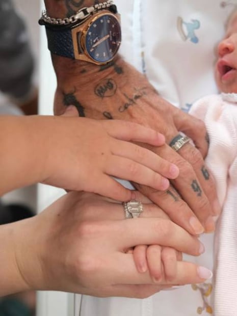 La familia del salsero dio la bienvenida a la pequeña con esta tierna foto. Foto: Instagram.