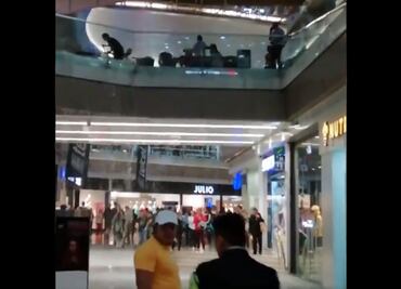 Captan inundación en centro comercial Perisur de la CDMX