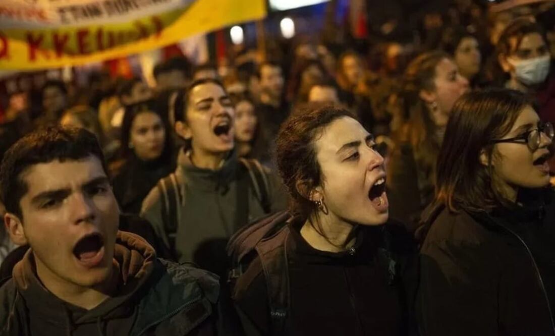 Manifestantes se congregaron frente a la sede de Hellenic Train en Atenas. Foto: Getty Images