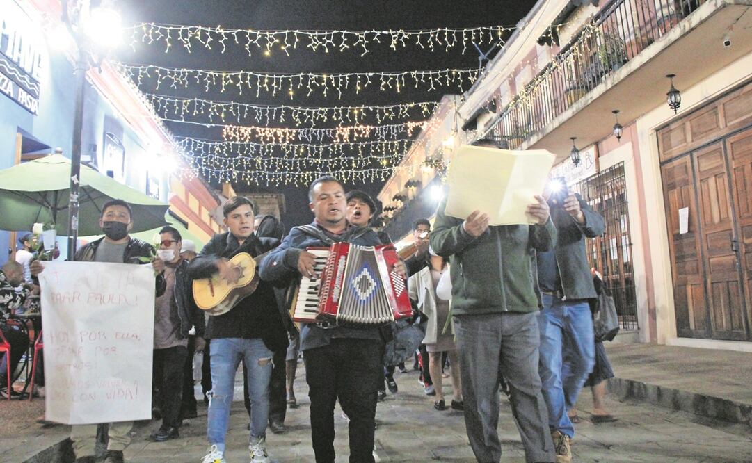 Amigos y familiares de Paula realizaron una manifestación en la plaza central de San Cristóbal de las Casas. Foto: ARTURO MIJANGOS/ EL UNIVERSAL