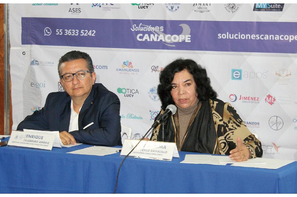 Ada Irma Cruz, presidenta de la Cámara de Comercio, Servicios y Turismo en Pequeño de la Ciudad de México, y Enrique Guerrero, director administrativo. (CORTESÍA)