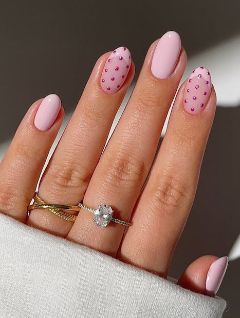 Añade lunares en tono metalizado. Foto: Instagram @simlynail