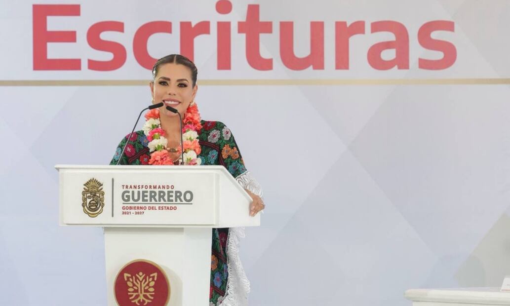 Evelyn Salgado Pineda, gobernadora de Guerrero, durante la entrega de títulos de vivienda. Foto: Especial.