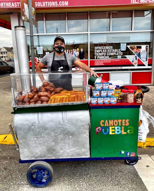 Mexicano vende camotes de Puebla en Nueva York 