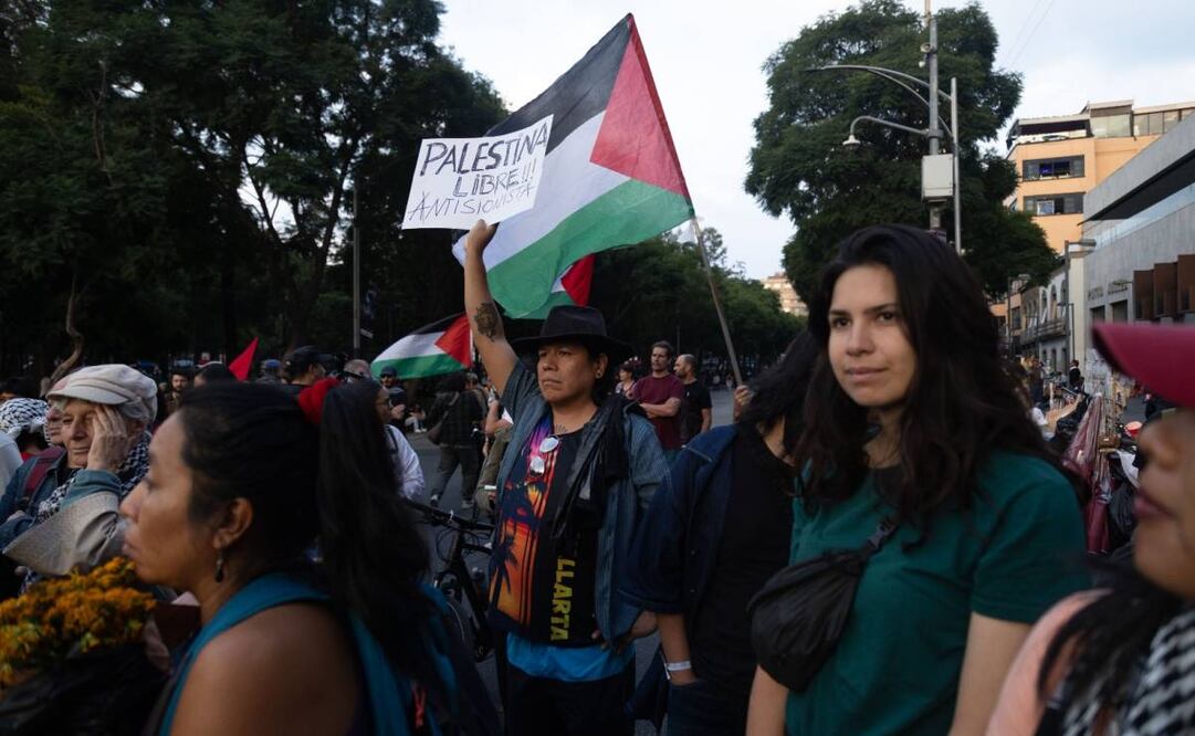 Manifestación "Todos los Ojos en la Flotilla" enfrente de la Secretaría de Relaciones Exteriores este miércoles 1 de octubre de 2025. Foto: Germán Espinosa/ EL UNIVERSAL
