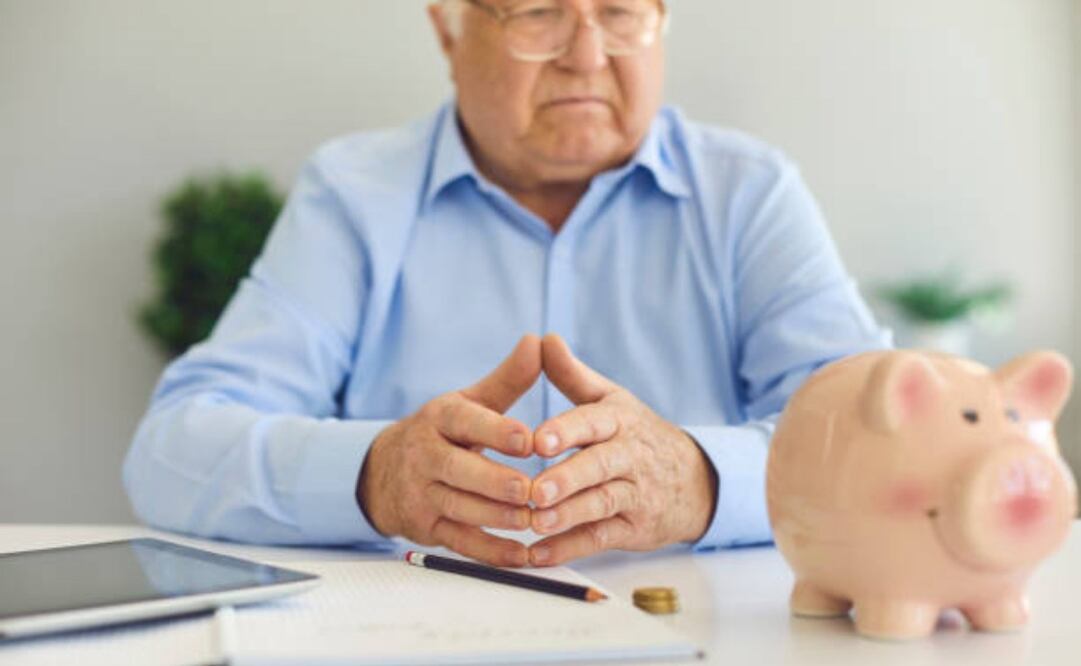 El estudio advierte que la inflación persistente, el envejecimiento de la población y la creciente deuda pública siguen presionando los sistemas de pensiones y los ahorros de los trabajadores. Foto: iStock