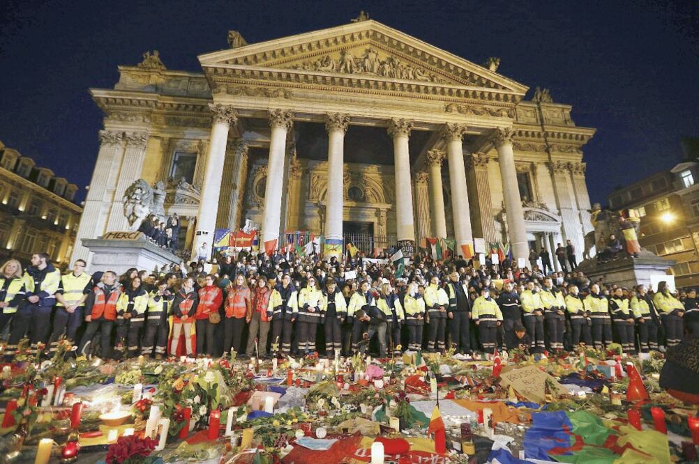 Trabajadores de los servicios de emergencia guardaron ayer un minuto de silencio en la Plaza de la Bolsa en Bruselas, por las víctimas de los atentados (LAURENT DUBRULE. EFE)