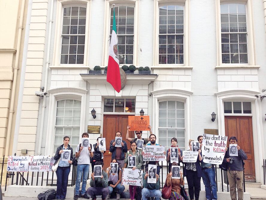 Un grupo, de aproximadamente 15 personas, se manifestó en la Embajada de México en Reino Unido para condenar el asesinato de cinco sujetos en la colonia Narvarte, entre los que se encontraba el fotoperiodista Rubén Espinosa (ESPECIAL)