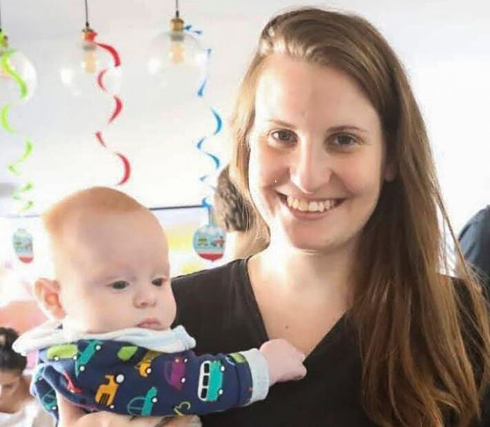 Esta foto sin fecha facilitada por Hostages Family Forum muestra a Shiri Bibas, que fue secuestrada y trasladada a Gaza el 7 de octubre de 2023. FOTO: AP