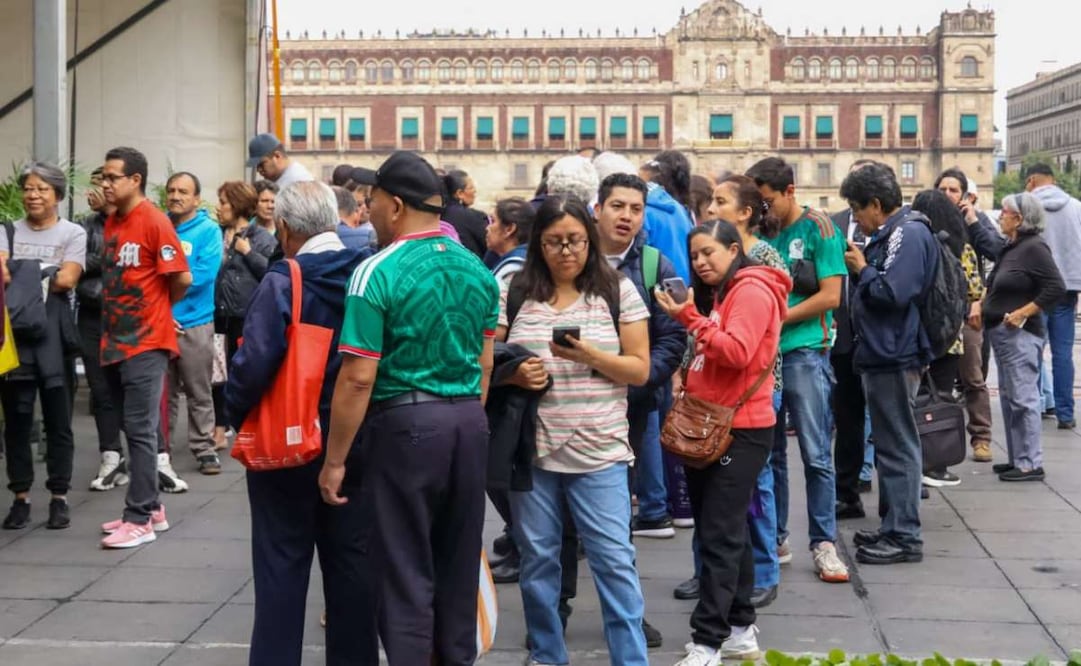 Personas acuden al Zócalo por asesoría ante casos de despojo; buscan recuperar inmuebles en Edomex.
Foto: Karla Guerrero