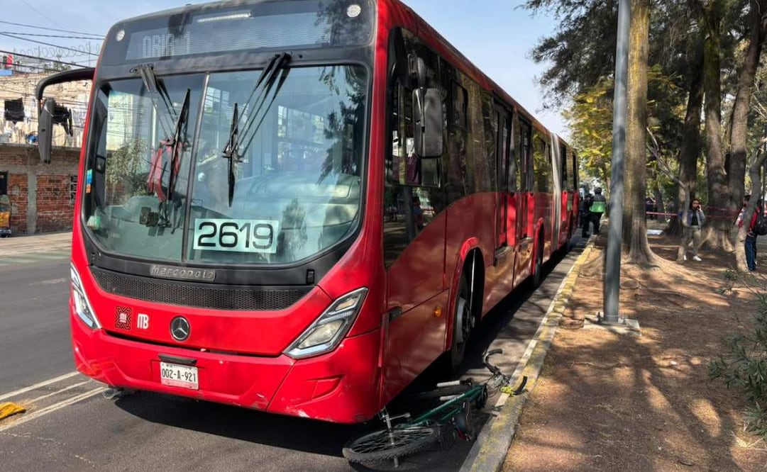 Ciclista fallece tras ser embestido por unidad de Metrobús de la Línea 5.
Foto: Juan Carlos Williams