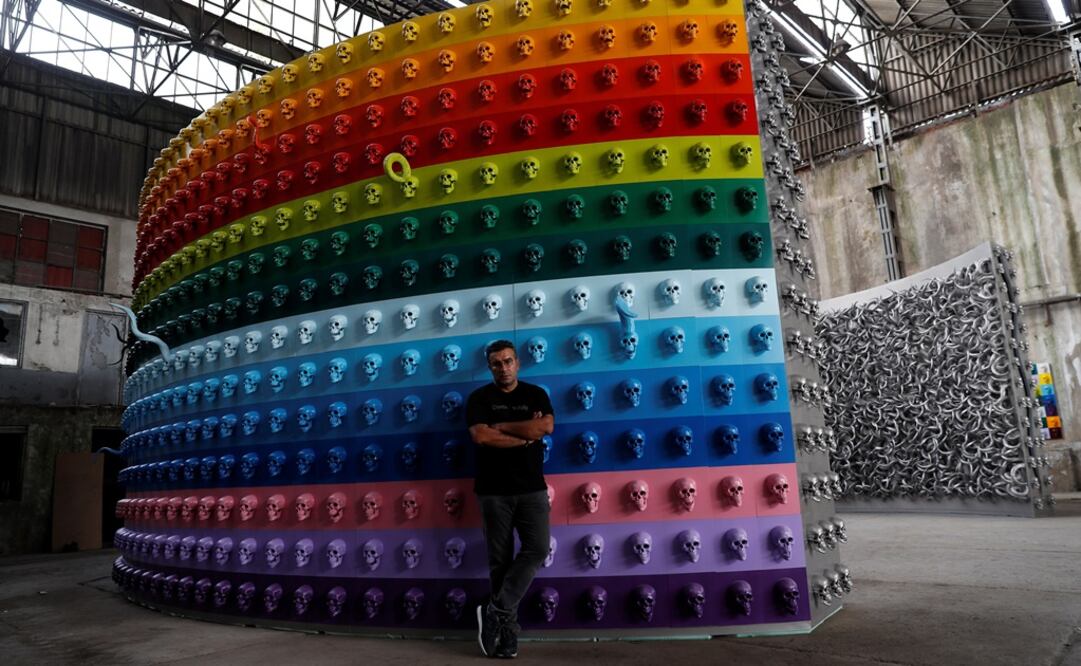 El artista turco Ahmet Gunestekin utiliza miles de cráneos humanos de metal y cuernos de animales retorcidos. Foto: REUTERS/Murad Sezer