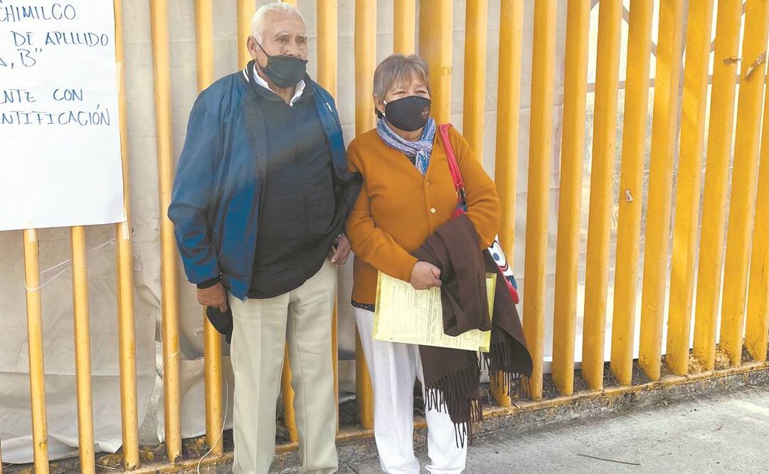 Leticia y Mauricio, de 74 y 75 años, respectivamente, se formaron en la Macro Unidad Vacunadora de la Preparatoria 1, ubicada Xochimilco. Recibieron su primera dosis de Sputnik V, por lo que se dicen felices. Foto: Salvador Corona. EL UNIVERSAL