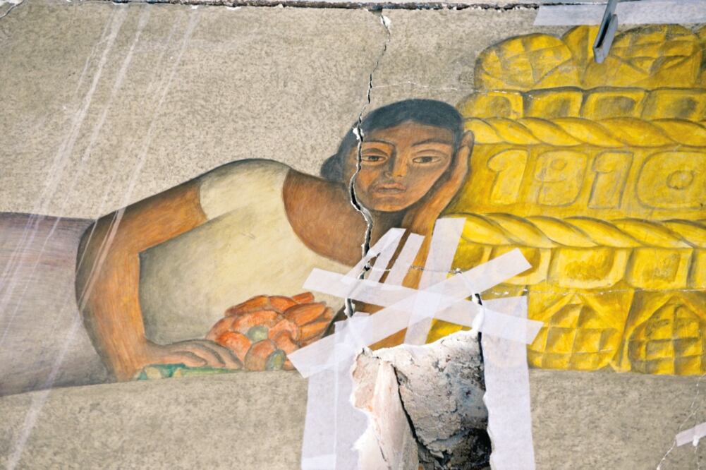 El mural de Rivera registra grietas y fisuras ramificadas, pérdidas parciales, desfases, oquedades y separación del aplanado con el muro que lo soporta (FOTOS: TONY RIVERA. EL UNIVERSAL)