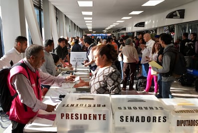 Se acaban boletas en casilla especial del AICM; electores exigen poder votar