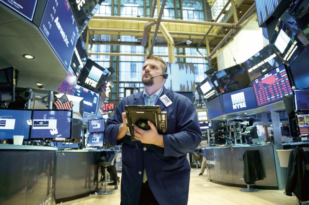 Imagen de la jornada de ayer en la Bolsa de Valores de Nueva York donde las acciones de Facebook registraron una importante caída. (DREW ANGERER. AFP)