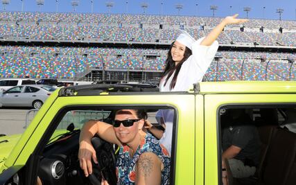 Graduados reciben su diploma a bordo de sus autos en pista de NASCAR