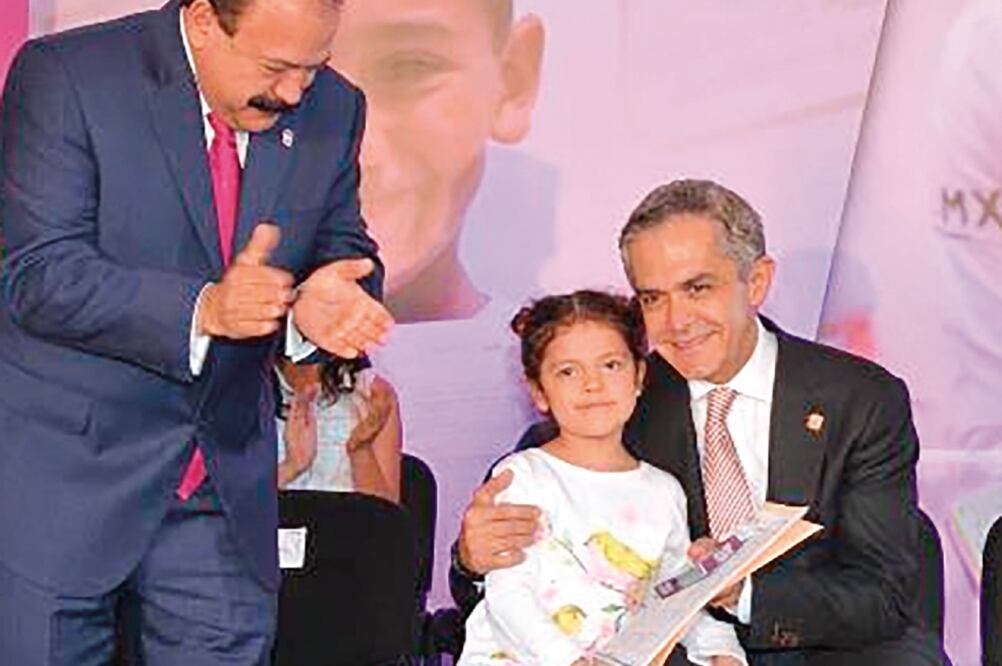 El jefe de Gobierno entregó certificados médicos escolares gratuitos y apoyos educativos a niños y jóvenes indígenas (ESPECIAL)(