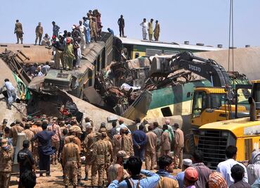 Aumenta a 40 cifra de muertos tras choque de trenes en Paquistán
