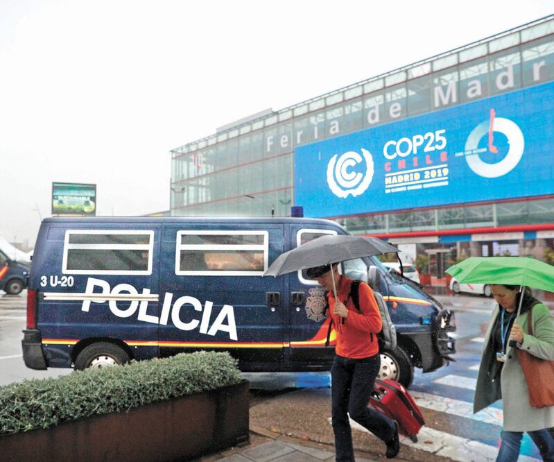 Vehículos policiales del dispositivo de seguridad son estacionados en una de las entradas a la Cumbre del Clima que arranca hoy en Madrid. JAVIER LIZÓN. EFE