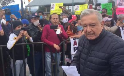 AMLO relaja medidas sanitarias; se acerca a saludar a la gente